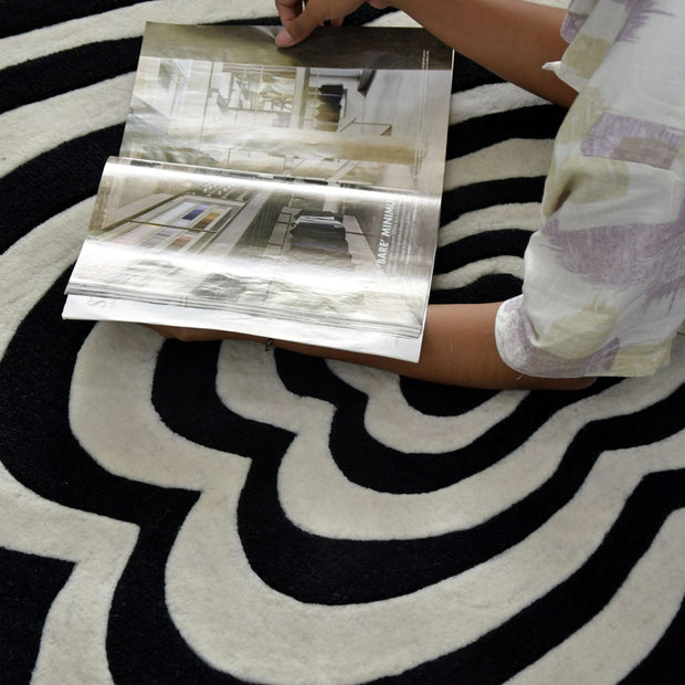 Ripple Black & White NZ Wool 6x8 feet Irregular Rug - I MEAN DESIGN