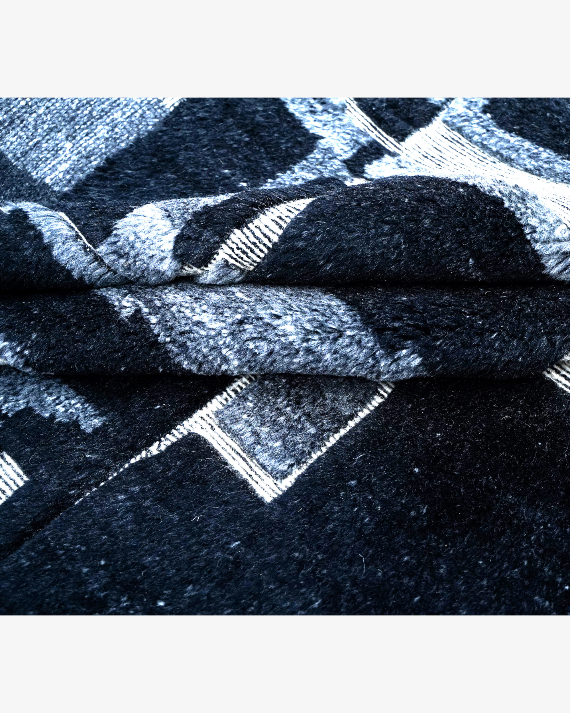 Stratum Knotted Rug / Abyss