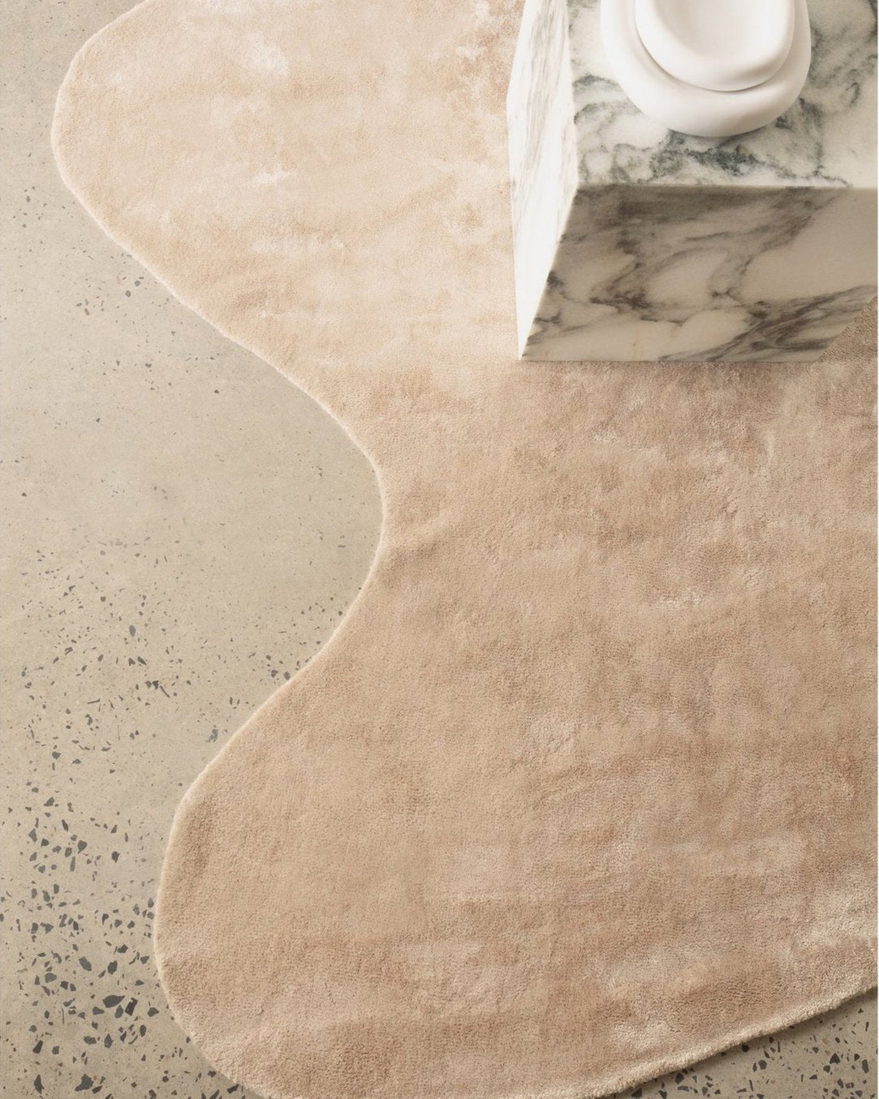rugberry-abstract-silk-rug-light-gold-3