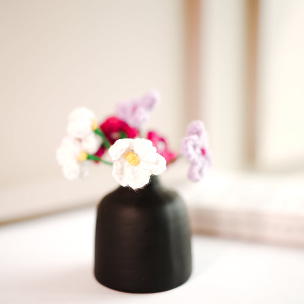 black bud vase with mini crochet daisies - https://artecasa.in/