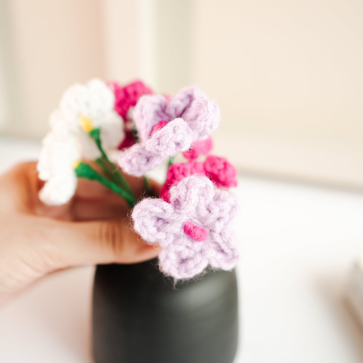 black bud vase with mini crochet daisies - https://artecasa.in/