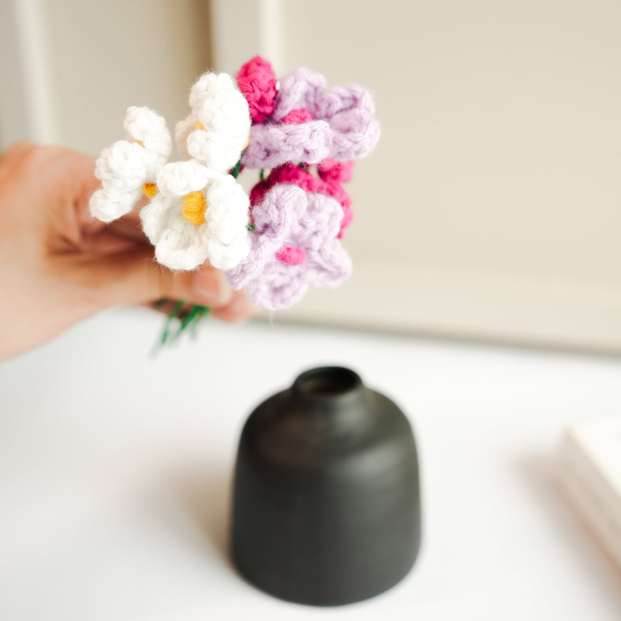 black bud vase with mini crochet daisies - https://artecasa.in/
