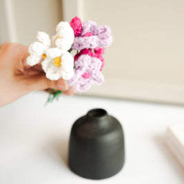 black bud vase with mini crochet daisies - https://artecasa.in/