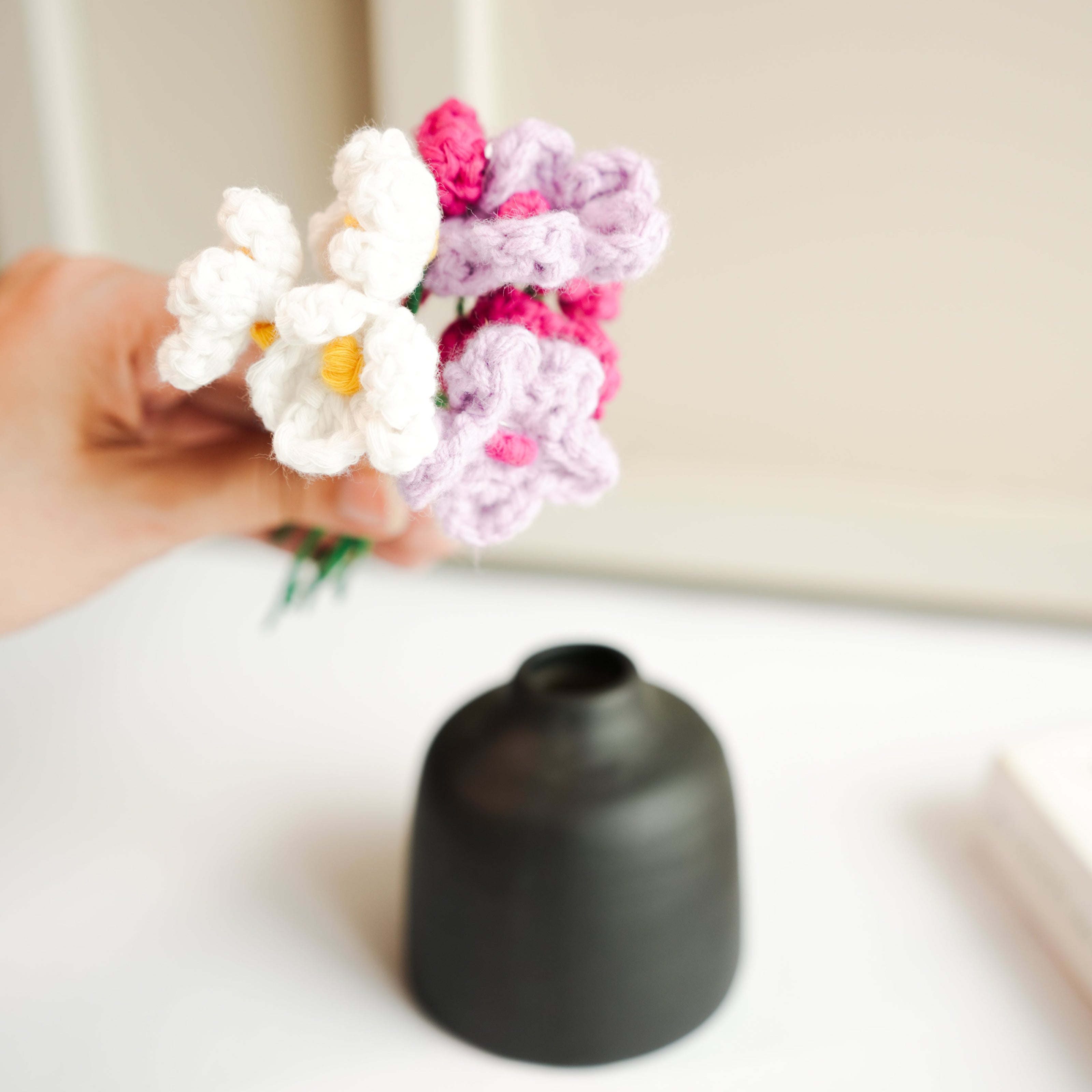 black bud vase with mini crochet daisies - https://artecasa.in/
