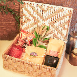 Golden Grace Gift Basket - https://artecasa.in/