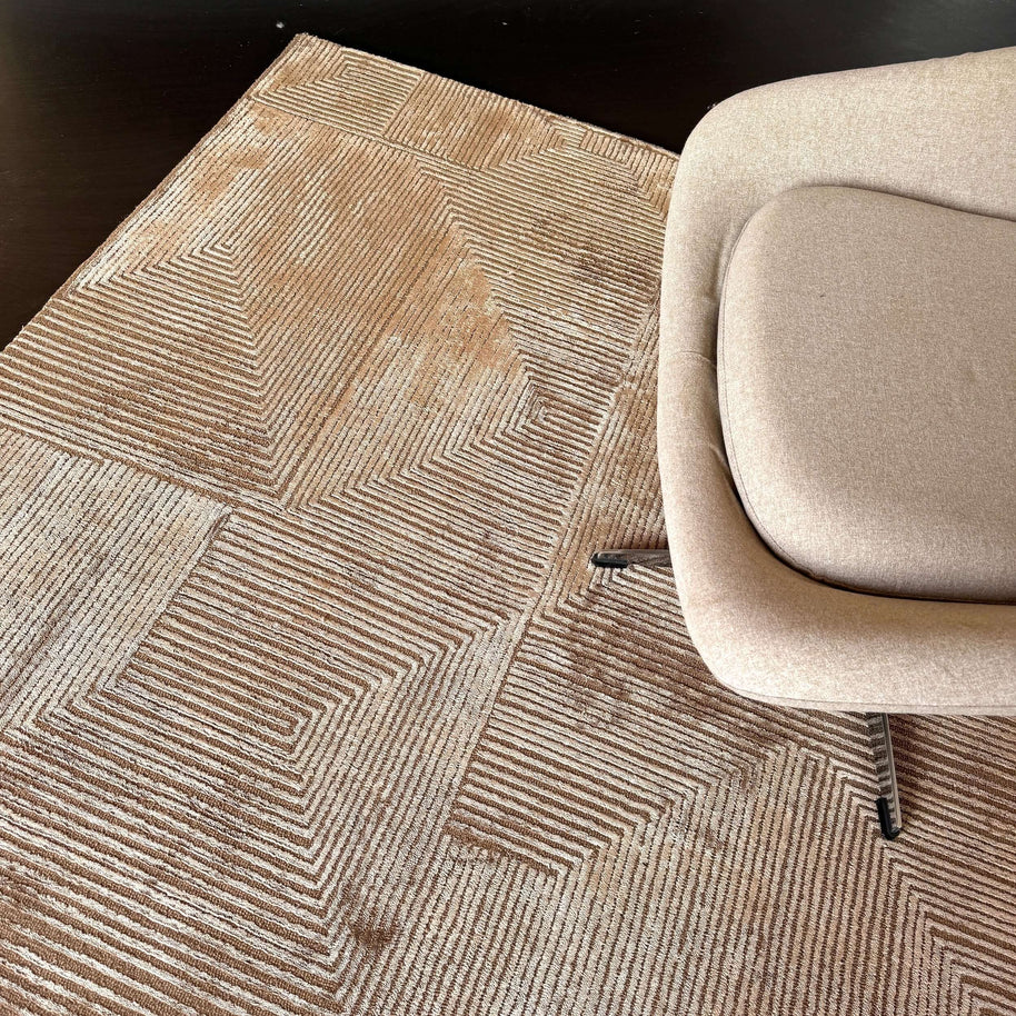 C O N T O U R - R E N A T A luxury handmade rug by Cherom in golden-beige New Zealand wool.