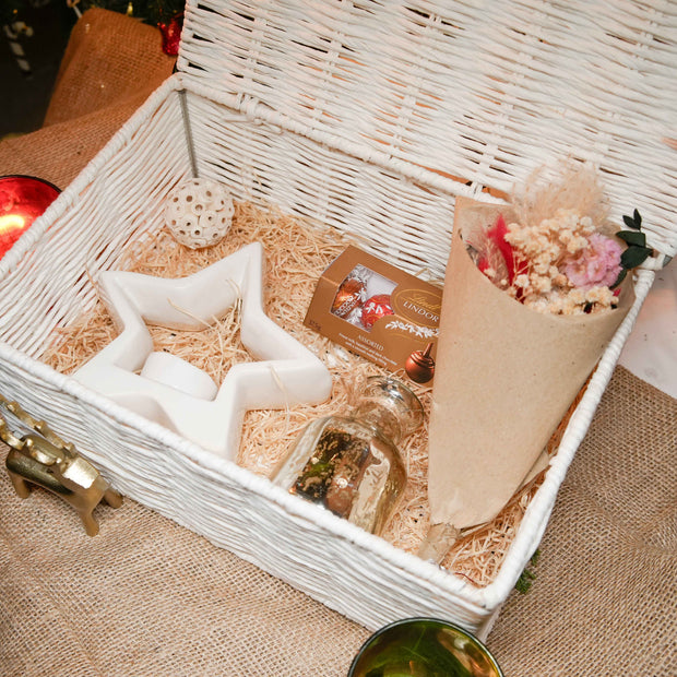 Light Christmas Gift Box with Vase, Candle & Dried Flowers | Festive Gift Hamper for Home Decor – ArteCasa
