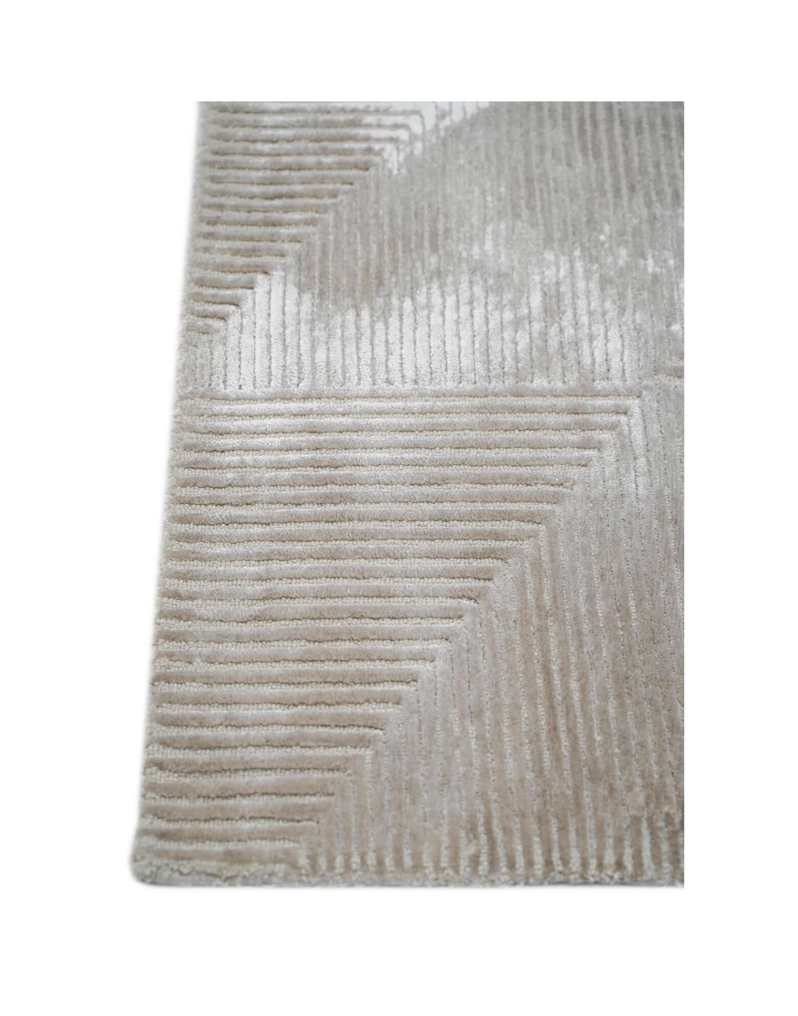 C O N T O U R - R A V E L L O luxury handmade rug by Cherom in light beige New Zealand wool.