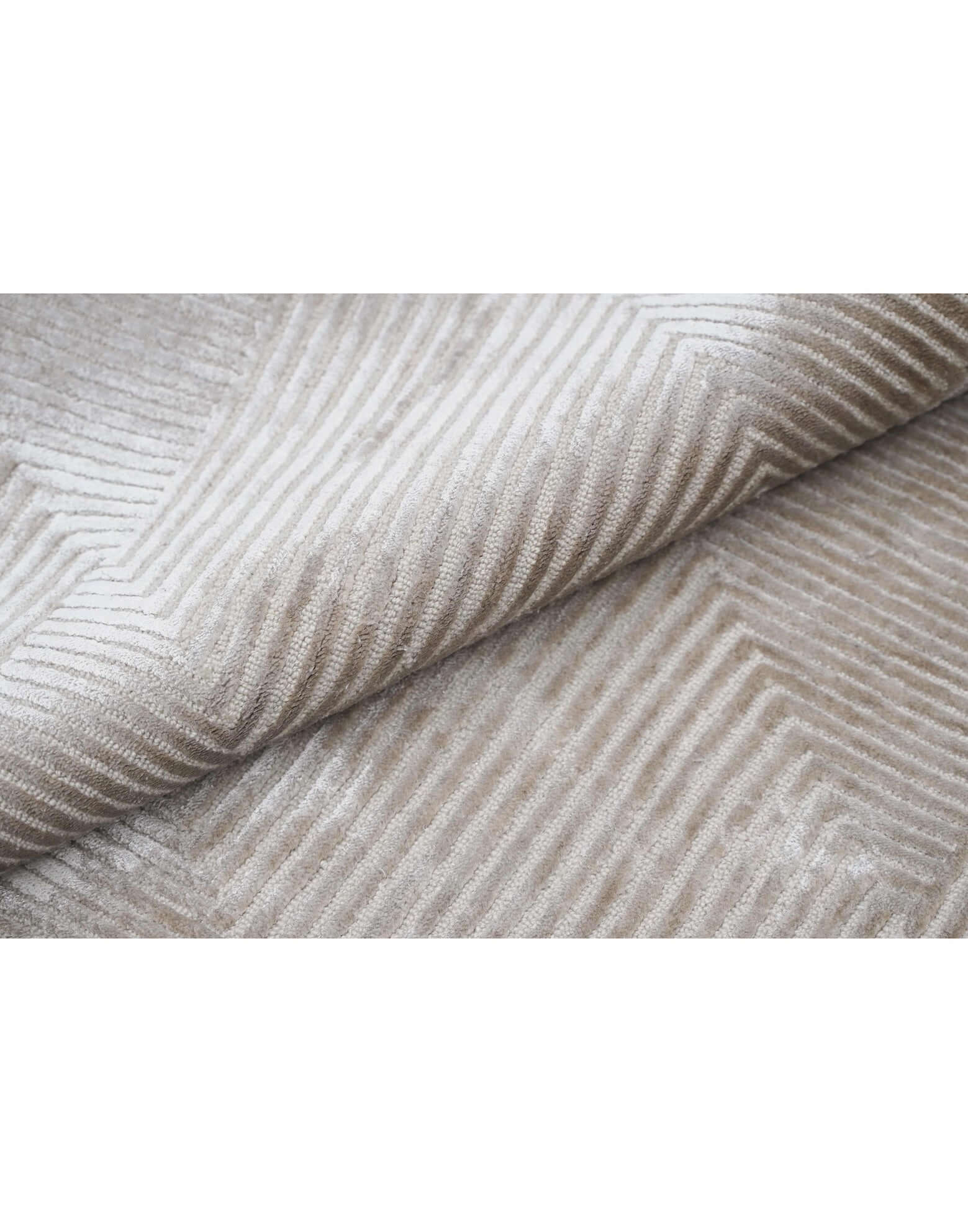 C O N T O U R - R A V E L L O luxury handmade rug by Cherom in light beige New Zealand wool with contemporary design.