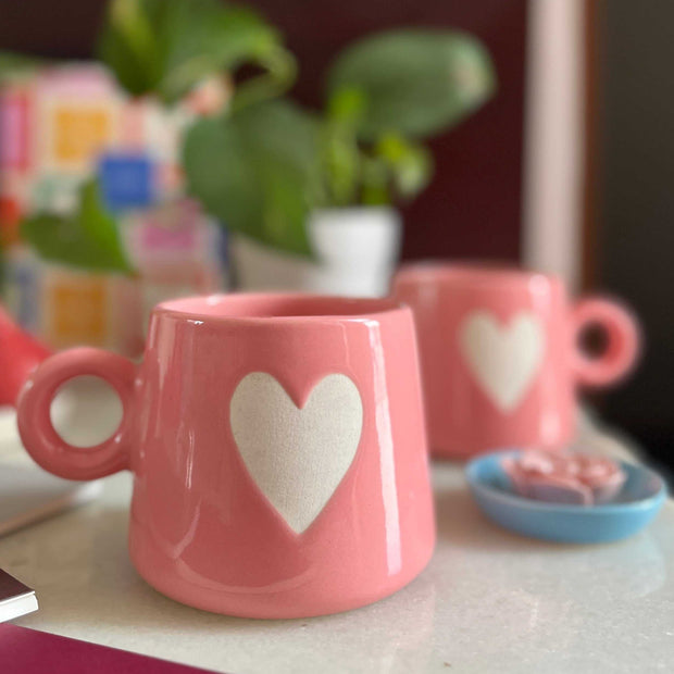 Round handle pink mug with white heart