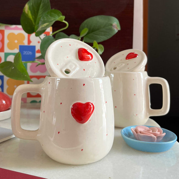 Sipper mug with lid, 3D red heart in the centre of big round cute mug