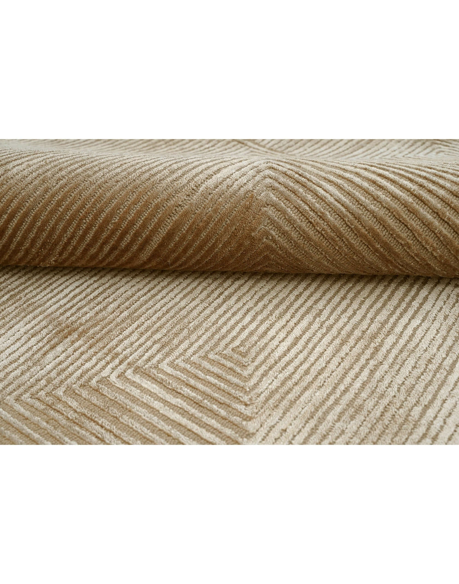 C O N T O U R - R E N A T A luxury handmade rug by Cherom in New Zealand wool, modern geometric design in warm beige.
