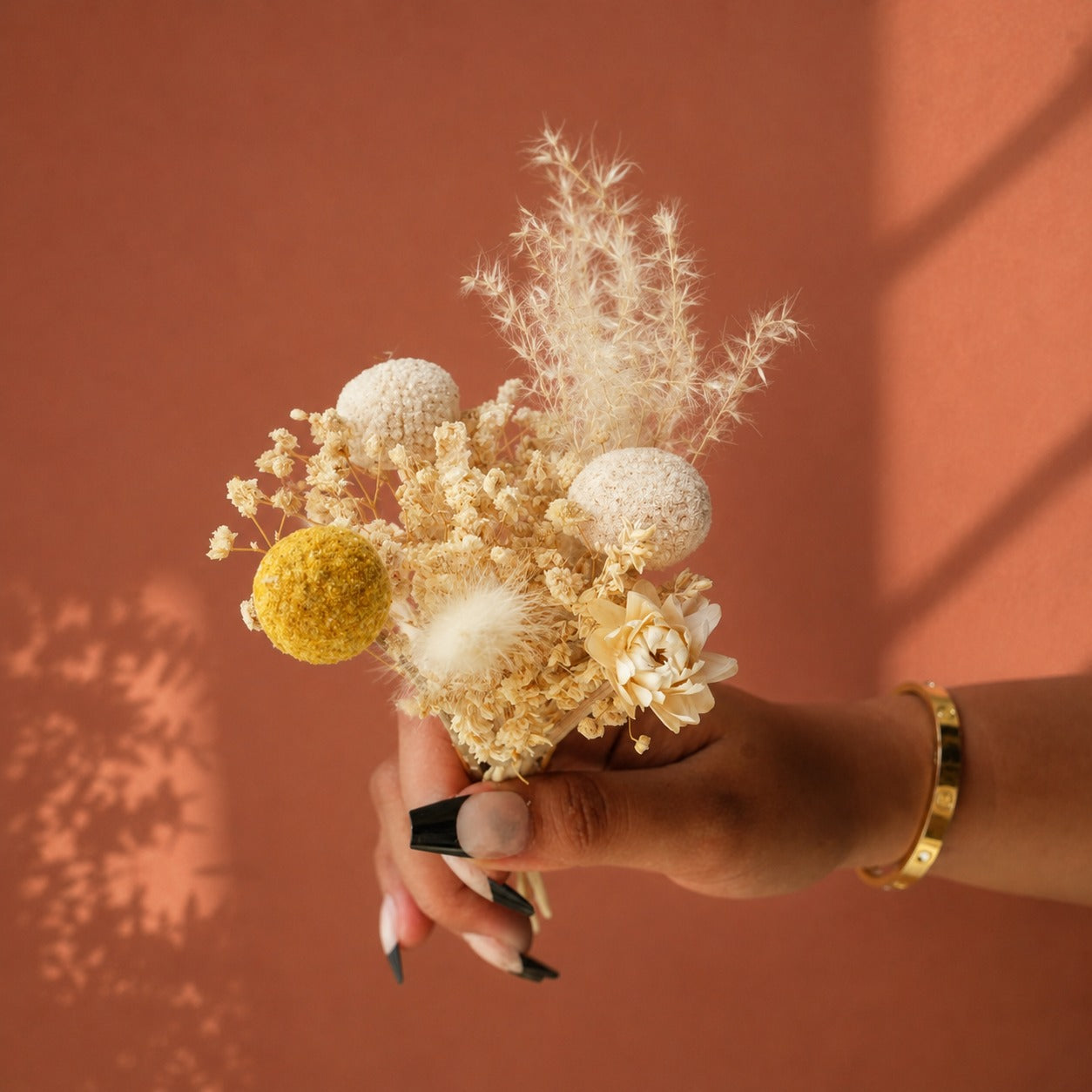 Moonstone Bloom Ceramic Vase with Dried Flowers | Elegant Home Décor - https://artecasa.in/
