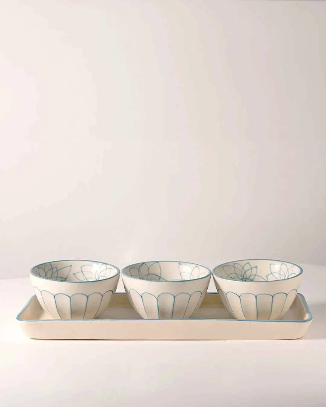 Meera- Serving set of 3 bowls with tray
