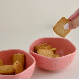 Flamingo ceramic serving bowl with embossed 3D motifs