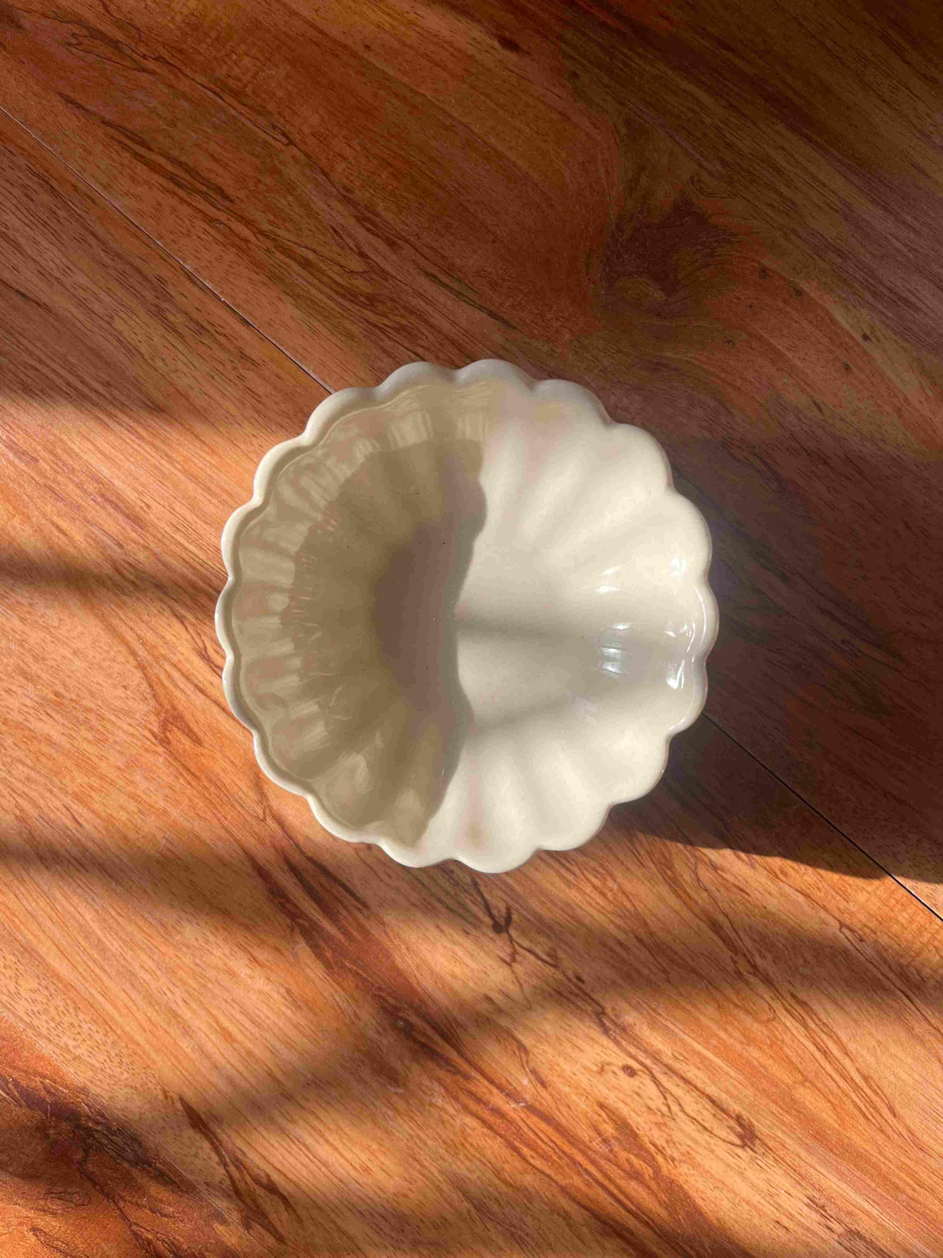 White Daisy ceramic flower bowl with scalloped petal design by Madam Jan.