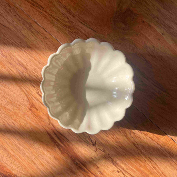 White Daisy ceramic flower bowl with scalloped petal design by Madam Jan.